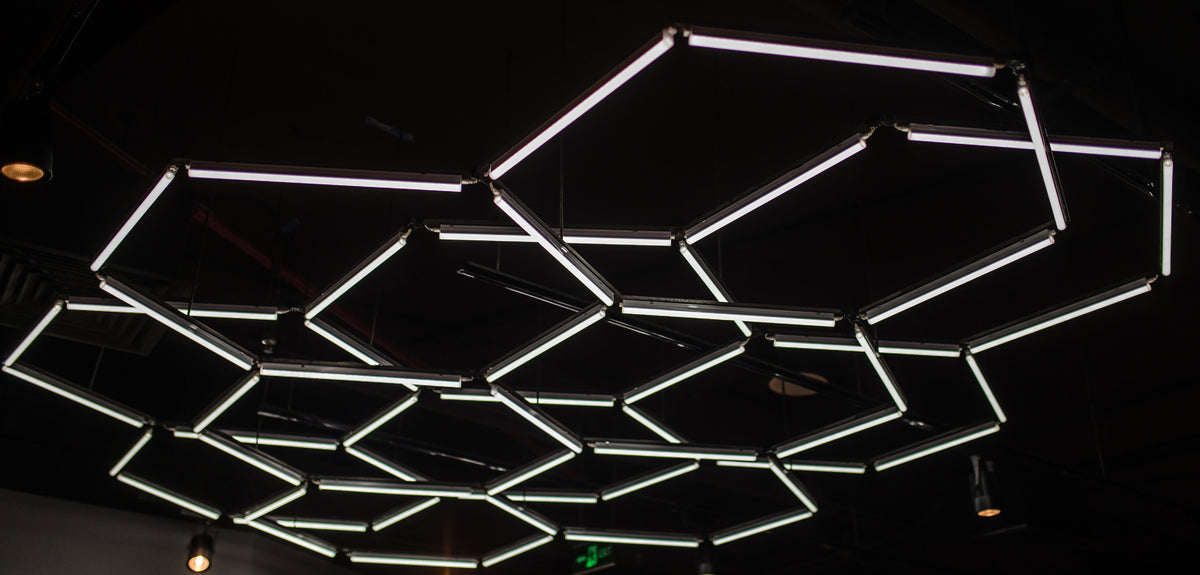 Dimmerdatavad Hexagon LED valgustid alumiiniumraamiga